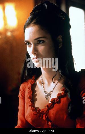 Winona Ryder Film: Dracula; Bram Stoker'S Dracula (USA 1992) Charaktere: Mina Murray / Literaturverfilmung (nach dem Buch von Bram Stoker) Regie: Francis Ford Coppola 13 November 1992 **WARNUNG** Dieses Foto ist nur für redaktionelle Verwendung bestimmt und unterliegt dem Copyright von COLUMBIA und/oder dem von der Film- oder Produktionsfirma beauftragten Fotografen.Es kann nur von Publikationen im Zusammenhang mit der Bewerbung des oben genannten Films reproduziert werden. Eine obligatorische Gutschrift an COLUMBIA ist erforderlich. Der Fotograf sollte auch bei Bekanntwerden des Fotos gutgeschrieben werden. Eine kommerzielle Nutzung kann ohne schriftliche Genehmigung fr Stockfoto