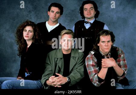 Julia Roberts, William Baldwin, Kiefer Sutherland, Oliver Platt & Kevin Bacon Film: Flatliners (USA 1990) Charaktere: Dr. Rachel Mannus,Dr. Joe Hurley, Nelson, Randy Steckle & David Labracio Regie: Joel Schumacher 10. August 1990 **WARNUNG** Dieses Foto ist nur für redaktionelle Zwecke bestimmt und unterliegt dem Copyright von COLUMBIA PICTURES und/oder des Fotografen, der von der Film- oder Produktionsfirma beauftragt wurde und darf nur von Publikationen im Zusammenhang mit der Bewerbung des oben genannten Films reproduziert werden. Eine obligatorische Gutschrift für COLUMBIA PICTURES ist erforderlich. Der Fotograf sollte auch bei Bekanntwerden des Fotos gutgeschrieben werden. N Stockfoto