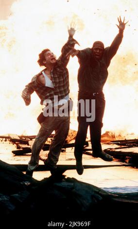 Jeff Bridges & Forest Whitaker Film: Blown Away (1994) Charaktere: James 'Jimmy' Dove / Liam McGivney & Anthony Franklin Regie: Stephen Hopkins 01 July 1994 **WARNUNG** Dieses Foto ist nur für redaktionelle Zwecke bestimmt und unterliegt dem Copyright von MGM und/oder dem von der Film- oder Produktionsfirma beauftragten Fotografen und kann nur durch Publikationen im Zusammenhang mit der Bewerbung des oben genannten Films reproduziert werden. Eine obligatorische Gutschrift an MGM ist erforderlich. Der Fotograf sollte auch bei Bekanntwerden des Fotos gutgeschrieben werden. Ohne schriftliche Genehmigung der Film Company kann keine kommerzielle Nutzung gewährt werden. Stockfoto