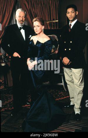 Donald Sutherland, Stockard Channing & Will Smith Film: Six Degrees Of Separation (1993) Charaktere: John Flanders ('Flan') Kittredge,Louisa ('Ouisa') Kittredge & Paul Regie: Fred Schepisi 08 December 1993 **WARNUNG** Dieses Foto ist nur für redaktionelle Zwecke bestimmt und unterliegt dem Copyright von MGM und/oder dem Fotografen, der von der Film- oder Produktionsfirma beauftragt wurde, und kann nur von Publikationen im Zusammenhang mit der Bewerbung des oben genannten Films reproduziert werden. Eine obligatorische Gutschrift an MGM ist erforderlich. Der Fotograf sollte auch bei Bekanntwerden des Fotos gutgeschrieben werden. Ohne schriftliche Genehmigung kann keine kommerzielle Nutzung gewährt werden Stockfoto