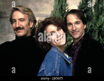 Alan Rickman, Juliet Stevenson & Michael Maloney Film: Truly Madly Deeply (UK 1990) Charaktere: Jamie,Nina & Mark Regie: Anthony Minghella 10. November 1990 **WARNUNG** Dieses Foto ist nur für redaktionelle Verwendung bestimmt und unterliegt dem Copyright der BBC und/oder des Fotografen, der von der Film- oder Produktionsfirma beauftragt wurde, und kann nur von Publikationen im Zusammenhang mit der Bewerbung des oben genannten Films reproduziert werden. Eine obligatorische Gutschrift an BBC ist erforderlich. Der Fotograf sollte auch bei Bekanntwerden des Fotos gutgeschrieben werden. Ohne schriftliche Genehmigung der Film Company kann keine kommerzielle Nutzung gewährt werden. Stockfoto