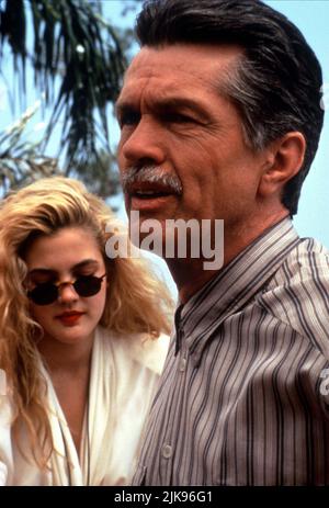 Drew Barrymore & Tom Skerritt Film: Poison Ivy (1992) Charaktere: Ivy & Darryl Cooper Regie: KATT Shea 08 May 1992 **WARNUNG** Dieses Foto ist nur für den redaktionellen Gebrauch bestimmt und unterliegt dem Copyright der NEUEN LINIE und/oder des Fotografen, der von der Film- oder Produktionsfirma beauftragt wurde, und kann nur von Publikationen im Zusammenhang mit der Bewerbung des oben genannten Films reproduziert werden. Eine obligatorische Gutschrift für NEUE POSITION ist erforderlich. Der Fotograf sollte auch bei Bekanntwerden des Fotos gutgeschrieben werden. Ohne schriftliche Genehmigung der Film Company kann keine kommerzielle Nutzung gewährt werden. Stockfoto