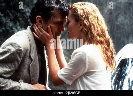 Tom Skerritt & Drew Barrymore Film: Poison Ivy (1992) Charaktere: Darryl Cooper & Ivy Regie: KATT Shea 08 May 1992 **WARNUNG** Dieses Foto ist nur für den redaktionellen Gebrauch bestimmt und unterliegt dem Copyright der NEUEN LINIE und/oder des Fotografen, der von der Film- oder Produktionsfirma beauftragt wurde, und kann nur von Publikationen im Zusammenhang mit der Bewerbung des oben genannten Films reproduziert werden. Eine obligatorische Gutschrift für NEUE POSITION ist erforderlich. Der Fotograf sollte auch bei Bekanntwerden des Fotos gutgeschrieben werden. Ohne schriftliche Genehmigung der Film Company kann keine kommerzielle Nutzung gewährt werden. Stockfoto