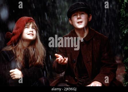 Kate Maberly & Heydon Prowse Film: The Secret Garden (USA 1993) Charaktere: Mary Lennox & Colin Craven Regie: Agnieszka Holland 13. August 1993 **WARNUNG** Dieses Foto ist nur für redaktionelle Zwecke bestimmt und unterliegt dem Copyright von WARNER BROS. Und/oder des Fotografen, der von der Film- oder Produktionsfirma beauftragt wurde und nur durch Publikationen im Zusammenhang mit der Bewerbung des oben genannten Films reproduziert werden kann. Eine obligatorische Gutschrift an WARNER BROS. Ist erforderlich. Der Fotograf sollte auch bei Bekanntwerden des Fotos gutgeschrieben werden. Ohne schriftliche Genehmigung der Film Company kann keine kommerzielle Nutzung gewährt werden. Stockfoto