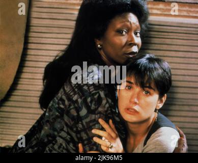 Whoopi Goldberg & Demi Moore Film Ghost (USA 1990) Charaktere: ODA Mae Brown & Molly Jensen Regie: Jerry Zucker 13. Juli 1990 **WARNUNG** dieses Foto ist nur für redaktionelle Zwecke bestimmt und unterliegt dem Urheberrecht von PARAMOUNT und/oder dem Fotografen, der von der Film or Production Company zugewiesen wurde. Es kann nur durch Veröffentlichungen in Verbindung mit der Werbung für den obigen Film reproduziert werden. Es ist eine obligatorische Gutschrift bis ÜBERGEORDNETEN BETRAG erforderlich. Der Fotograf sollte ebenfalls angerechnet werden, wenn er bekannt ist. Ohne schriftliche Genehmigung der Film Company kann keine kommerzielle Nutzung gewährt werden. Stockfoto