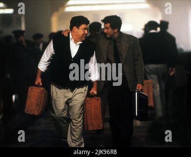 George Wendt & Robert De Niro Film: Guilty By Suspicion (1991) Charaktere: Bunny Baxter & David Merrill Regie: Irwin Winkler 15. März 1991 **WARNUNG** Dieses Foto ist nur für redaktionelle Zwecke bestimmt und unterliegt dem Copyright von WARNER BROS und/oder des Fotografen, der von der Film- oder Produktionsfirma beauftragt wurde, und kann nur durch Publikationen im Zusammenhang mit der Bewerbung des oben genannten Films reproduziert werden. Eine obligatorische Gutschrift an WARNER BROS ist erforderlich. Der Fotograf sollte auch bei Bekanntwerden des Fotos gutgeschrieben werden. Ohne schriftliche Genehmigung der Film Company kann keine kommerzielle Nutzung gewährt werden. Stockfoto