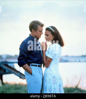 Robert Redford & Lena Olin Film: Havana (USA 1990) Charaktere: Jack weil, Bobby Duran Regie: Sydney Pollack 12 December 1990 **WARNUNG** Dieses Foto ist nur für den redaktionellen Gebrauch bestimmt und unterliegt dem Copyright von UNIVERSAL und/oder dem Fotografen, der von der Film- oder Produktionsfirma beauftragt wurde und darf nur von Publikationen im Zusammenhang mit der Bewerbung des oben genannten Films reproduziert werden. Eine obligatorische Gutschrift an UNIVERSAL ist erforderlich. Der Fotograf sollte auch bei Bekanntwerden des Fotos gutgeschrieben werden. Ohne schriftliche Genehmigung der Film Company kann keine kommerzielle Nutzung gewährt werden. Stockfoto