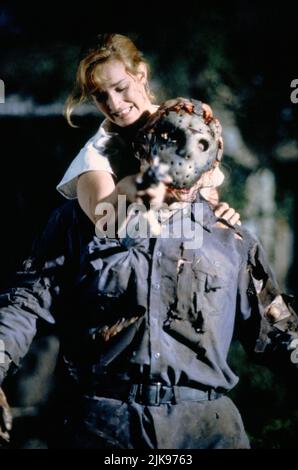 Kane Hodder Film: Jason Goes To Hell: The Final Friday (1993) Charaktere: Jason Voorhees Regie: Adam Marcus 13. August 1993 **WARNUNG** Dieses Foto ist nur für redaktionelle Verwendung bestimmt und unterliegt dem Copyright des NEW LINE CINEMA und/oder des Fotografen, der von der Film- oder Produktionsfirma beauftragt wurde und darf nur von Publikationen im Zusammenhang mit der Bewerbung des oben genannten Films reproduziert werden. Eine obligatorische Gutschrift für DAS NEUE LINE CINEMA ist erforderlich. Der Fotograf sollte auch bei Bekanntwerden des Fotos gutgeschrieben werden. Ohne schriftliche Genehmigung der Film Company kann keine kommerzielle Nutzung gewährt werden. Stockfoto