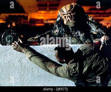 Danny Glover Film: Predator 2 (USA 1990) Charaktere: Leutnant Mike Harrigan Regie: Stephen Hopkins 19 November 1990 **WARNUNG** Dieses Foto ist nur für redaktionelle Verwendung bestimmt und unterliegt dem Copyright von 20. CENTURY FOX / RICHARD FOREMAN JR. Und/oder dem von der Film- oder Produktionsfirma beauftragten Fotografen und kann nur durch Publikationen im Zusammenhang mit der Bewerbung des oben genannten reproduziert werden Film. Eine obligatorische Gutschrift an 20. CENTURY FOX / RICHARD FOREMAN JR. Ist erforderlich. Ohne schriftliche Genehmigung der Film Company kann keine kommerzielle Nutzung gewährt werden. Stockfoto