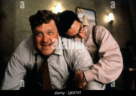 John Goodman & John Turturro Film: Barton Fink (USA/UK 1991) Charaktere: Charlie Meadows, Barton Fink Regie: Joel Coen, Ethan Coen (Uncred) 21. August 1991 **WARNUNG** Dieses Foto ist nur für den redaktionellen Gebrauch bestimmt und unterliegt dem Copyright des ARBEITSTITELS und/oder des Fotografen, der von der Film- oder Produktionsfirma beauftragt wurde und darf nur durch Publikationen im Zusammenhang mit der Bewerbung des oben genannten Films reproduziert werden. Ein Pflichtnachweis für DEN ARBEITSTITEL ist erforderlich. Der Fotograf sollte auch bei Bekanntwerden des Fotos gutgeschrieben werden. Ohne schriftliche Genehmigung der Film Company kann keine kommerzielle Nutzung gewährt werden. Stockfoto