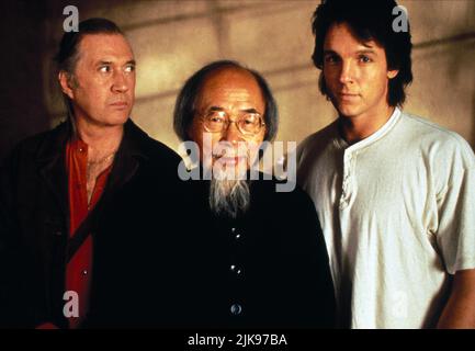 David Carradine, Kim Chan & Chris Potter Television: Kung Fu: The Legend Fortsetzung (1993) Charaktere: Kwai Chang Caine, Lo Si, Peter Caine Regie: Jorge Montesi, Paul Shapiro 27 January 1993 **WARNUNG** Dieses Foto ist nur für den redaktionellen Gebrauch bestimmt und unterliegt dem Copyright von WARNER BROS und/oder des Fotografen, der von der Film- oder Produktionsfirma beauftragt wurde, und kann nur durch Publikationen im Zusammenhang mit der Bewerbung des oben genannten Films reproduziert werden. Eine obligatorische Gutschrift an WARNER BROS ist erforderlich. Der Fotograf sollte auch bei Bekanntwerden des Fotos gutgeschrieben werden. Ohne schriftliche Genehmigung kann keine kommerzielle Nutzung gewährt werden Stockfoto