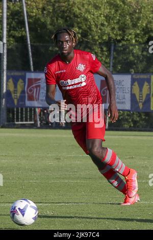 Castelnuovo Del Garda, Italien. 30.. Juli 2022. Frank Tsadjout von US Cremonese während Hellas Verona gegen US Cremonese, 5Â frendly Spiel Vorsaison Serie A Tim 2022-23, im Centro Sportivo 'Paradiso' di Castelnuovo del Garda (VR), Italien, am 30. Juli 2022. Kredit: Unabhängige Fotoagentur/Alamy Live Nachrichten Stockfoto