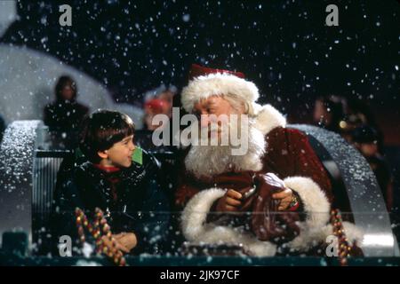 Eric Lloyd & Tim Allen Film: The Santa Clause (USA/UK 1985) Charaktere: Charlie Calvin, Scott Calvin Regie: John Pasquin 11 November 1994 **WARNUNG** Dieses Foto ist nur für redaktionelle Zwecke bestimmt und unterliegt dem Copyright von DISNEY und/oder dem von der Film- oder Produktionsfirma beauftragten Fotografen.Es kann nur von Publikationen im Zusammenhang mit der Bewerbung des oben genannten Films reproduziert werden. Eine obligatorische Gutschrift an DISNEY ist erforderlich. Der Fotograf sollte auch bei Bekanntwerden des Fotos gutgeschrieben werden. Ohne schriftliche Genehmigung der Film Company kann keine kommerzielle Nutzung gewährt werden. Stockfoto