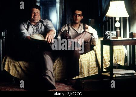 John Goodman & John Turturro Film: Barton Fink (USA/UK 1991) Charaktere: Charlie Meadows & Barton Fink Regie: Joel Coen, Ethan Coen (Uncred) 21. August 1991 **WARNUNG** Dieses Foto ist nur für den redaktionellen Gebrauch bestimmt und unterliegt dem Copyright des ARBEITSTITELS und/oder des Fotografen, der von der Film- oder Produktionsfirma beauftragt wurde und darf nur durch Publikationen im Zusammenhang mit der Bewerbung des oben genannten Films reproduziert werden. Ein Pflichtnachweis für DEN ARBEITSTITEL ist erforderlich. Der Fotograf sollte auch bei Bekanntwerden des Fotos gutgeschrieben werden. Ohne schriftliche Genehmigung der Film Company kann keine kommerzielle Nutzung gewährt werden. Stockfoto