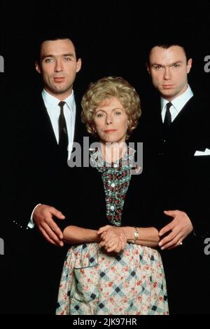 Martin Kemp, Billie Whitelaw & Gary Kemp Film: The Krays (UK 1980) Charaktere: Reggie Kray,Violet Kray & Ronald Kray Regie: Peter Medak 27. April 1990 **WARNUNG** Dieses Foto ist nur für redaktionelle Zwecke bestimmt und unterliegt dem Copyright der RANK FILMVERLEIHER und/oder des Fotografen, der von der Film- oder Produktionsfirma beauftragt wurde und darf nur von Publikationen im Zusammenhang mit der Bewerbung des oben genannten Films reproduziert werden. Eine obligatorische Gutschrift für DIE EINSTUFUNG VON FILMVERLEIHERN ist erforderlich. Der Fotograf sollte auch bei Bekanntwerden des Fotos gutgeschrieben werden. Ohne schriftliche Genehmigung des F kann keine kommerzielle Nutzung gewährt werden Stockfoto