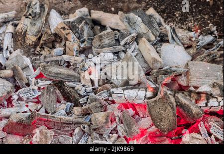 Die Vorbereitung des Feuers für ein BBQ, um durch das Brennen von Holzkohle den Grill Stockfoto