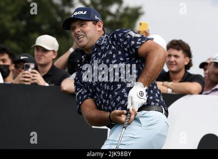 Bedminster, Usa. 31.. Juli 2022. Jason Reed beobachtet seine Fahrt auf dem 10.-Loch-Platz beim LIV Golf Bedminster Invitational, Teil der neuen LIV Golf Invitational Series, am Sonntag, den 31 2022. Juli im Trump National Golf Club in Bedminster, New Jersey. Foto von Peter Foley/UPI Credit: UPI/Alamy Live News Stockfoto