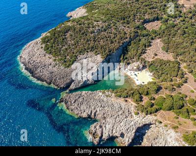 Luftaufnahme des ikonischen Strandes von Glossa in der Nähe des Strandes von Voidokilia in Romanos, Messenia, Griechenland, Europa Stockfoto