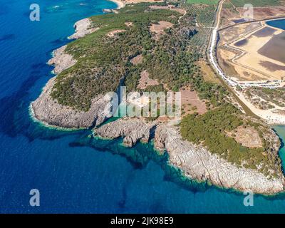 Luftaufnahme des ikonischen Strandes von Glossa in der Nähe des Strandes von Voidokilia in Romanos, Messenia, Griechenland, Europa Stockfoto