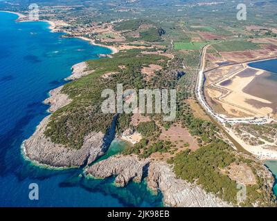 Luftaufnahme des ikonischen Strandes von Glossa in der Nähe des Strandes von Voidokilia in Romanos, Messenia, Griechenland, Europa Stockfoto