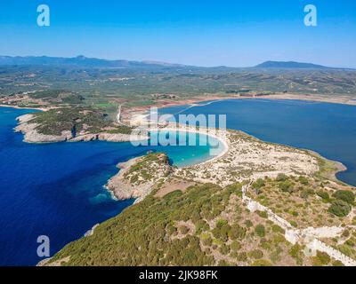 Luftpanorama des berühmten halbrunden Sandstrands und der Lagune von Voidokilia in Messenia, Griechenland, Europa Stockfoto