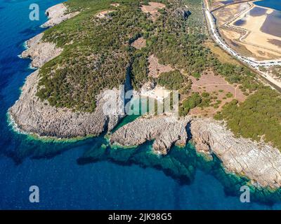 Luftaufnahme des ikonischen Strandes von Glossa in der Nähe des Strandes von Voidokilia in Romanos, Messenia, Griechenland, Europa Stockfoto