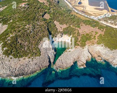 Luftaufnahme des ikonischen Strandes von Glossa in der Nähe des Strandes von Voidokilia in Romanos, Messenia, Griechenland, Europa Stockfoto