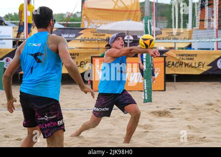 Termoli, Italien. 30.. Juli 2022. Marco Santuci am 1.. Tag der italienischen Meisterschaft Beach Volleyball in Termoli (CB) - Italien (Foto: Elena Vizzoca/Pacific Press) Quelle: Pacific Press Media Production Corp./Alamy Live News Stockfoto