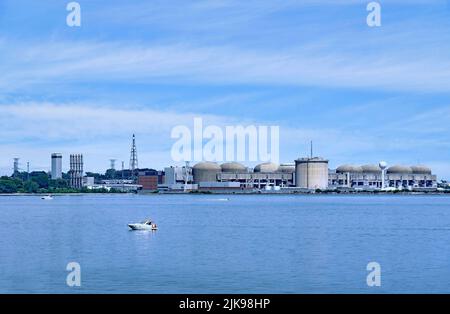 Bootsfahrer auf dem Lake Ontario genießen einen Sommertag vor dem Kernkraftwerk Pickering in der Region Toronto Stockfoto