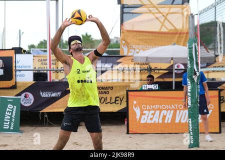 Termoli, Campobasso, Italien. 30.. Juli 2022. Alex Ranghieri am 1.. Tag der italienischen Beachvolleyball-Meisterschaft in Termoli (CB) - Italien (Bildquelle: © Elena Vizzoca/Pacific Press via ZUMA Press Wire) Stockfoto