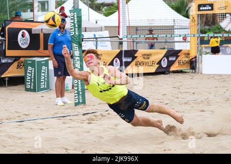 Termoli, Campobasso, Italien. 30.. Juli 2022. Simone Taranto am 1.. Tag der italienischen Beachvolleyball-Meisterschaft in Termoli (CB) - Italien (Bildquelle: © Elena Vizzoca/Pacific Press via ZUMA Press Wire) Stockfoto