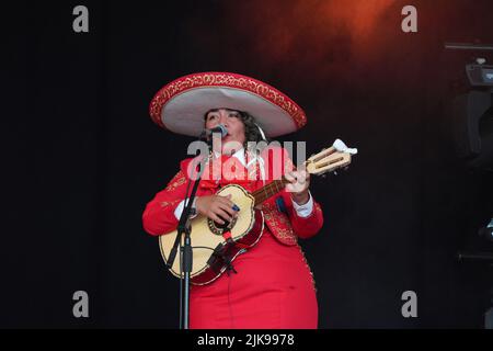 WOMAD, Wiltshire, Großbritannien. 31. August 2022. Mariachi Las Adelitas, eine ausschließlich weibliche Band aus Mexiko, treten beim WOMAD Musikfestival auf. Kredit: Natasha Quarmby/Alamy Live Nachrichten Stockfoto