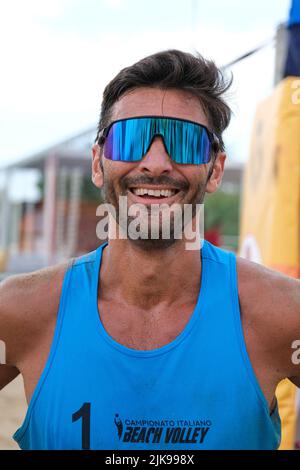 Termoli, Campobasso, Italien. 30.. Juli 2022. Giorgio Amorosi am 1.. Tag der italienischen Beachvolleyball-Meisterschaft in Termoli (CB) - Italien (Bildquelle: © Elena Vizzoca/Pacific Press via ZUMA Press Wire) Stockfoto