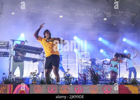 Leon Locksmith Rolle aka DJ Locksmith mit der britischen Trommel- und Bassband Rudimental, die live auf der Bühne mit verschiedenen Gastsession-Musikern beim Camp Beestival Familienfestival auftrat. Rudimental wurde 2013 für den Mercury Prize nominiert und erhielt mehrere Auszeichnungen, darunter den Brit Award und den MOBO Award für das beste Album. Rudimental erhielt auch Nominierungen bei den MTV Europe Music Awards für den besten neuen Act und den besten britischen und irischen Act. Rudimental hat mehrere Platin-Auszeichnungen für Rekordverkäufe in mehreren Ländern erhalten, darunter im Vereinigten Königreich und Australien. Stockfoto