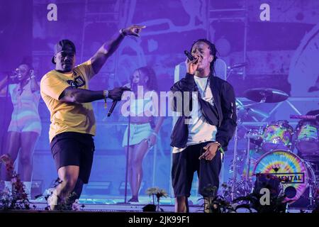 Leon Locksmith Rolle aka DJ Locksmith (L) mit der britischen Trommel- und Bassband Rudimental, die live auf der Bühne mit verschiedenen Gastsession-Musikern beim Camp Beestival Familienfestival auftrat. Rudimental wurden 2013 für den Mercury Prize nominiert und gewann mehrere Auszeichnungen, darunter den Brit Award und den MOBO Award für das beste Album. Rudimental erhielt auch Nominierungen bei den MTV Europe Music Awards für den besten neuen Act und den besten britischen und irischen Act. Rudimental hat mehrere Platin-Auszeichnungen für Rekordverkäufe in mehreren Ländern erhalten, darunter im Vereinigten Königreich und Australien. Stockfoto