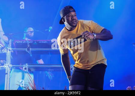 Leon Locksmith Rolle aka DJ Locksmith mit der britischen Trommel- und Bassband Rudimental, die live auf der Bühne mit verschiedenen Gastsession-Musikern beim Camp Beestival Familienfestival auftrat. Rudimental wurde 2013 für den Mercury Prize nominiert und erhielt mehrere Auszeichnungen, darunter den Brit Award und den MOBO Award für das beste Album. Rudimental erhielt auch Nominierungen bei den MTV Europe Music Awards für den besten neuen Act und den besten britischen und irischen Act. Rudimental hat mehrere Platin-Auszeichnungen für Rekordverkäufe in mehreren Ländern erhalten, darunter im Vereinigten Königreich und Australien. Stockfoto