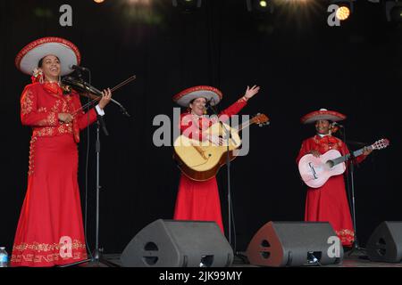 WOMAD, Wiltshire, Großbritannien. 31. August 2022. Mariachi Las Adelitas, eine ausschließlich weibliche Band aus Mexiko, treten beim WOMAD Musikfestival auf. Kredit: Natasha Quarmby/Alamy Live Nachrichten Stockfoto