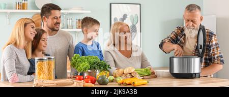 Glückliche Familie mit modernen multi-Herd in der Küche Stockfoto