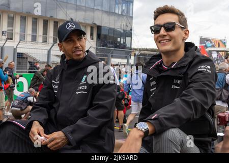 Mogyorod. 31.. Juli 2022. Der britische Mercedes-Pilot Lewis Hamilton (L) und George Russell nehmen am 31. Juli 2022 an der Fahrerparade vor dem Großen Preis von Ungarn F1 auf dem Hungaroring in Mogyorod, Ungarn, Teil. Quelle: Attila Volgyi/Xinhua/Alamy Live News Stockfoto