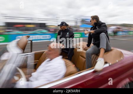 Mogyorod. 31.. Juli 2022. Der britische Mercedes-Pilot Lewis Hamilton (L) und George Russell nehmen am 31. Juli 2022 an der Fahrerparade vor dem Großen Preis von Ungarn F1 auf dem Hungaroring in Mogyorod, Ungarn, Teil. Quelle: Attila Volgyi/Xinhua/Alamy Live News Stockfoto