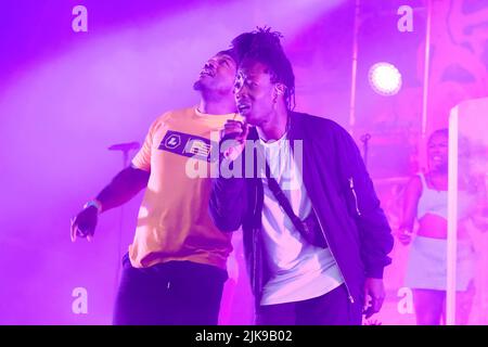 Leon Locksmith Rolle aka DJ Locksmith (L) mit der britischen Trommel- und Bassband Rudimental, die live auf der Bühne mit verschiedenen Gastsession-Musikern beim Camp Beestival Familienfestival auftrat. Rudimental wurden 2013 für den Mercury Prize nominiert und gewann mehrere Auszeichnungen, darunter den Brit Award und den MOBO Award für das beste Album. Rudimental erhielt auch Nominierungen bei den MTV Europe Music Awards für den besten neuen Act und den besten britischen und irischen Act. Rudimental hat mehrere Platin-Auszeichnungen für Rekordverkäufe in mehreren Ländern erhalten, darunter im Vereinigten Königreich und Australien. (Foto von Dawn Fletcher-Park/SO Stockfoto