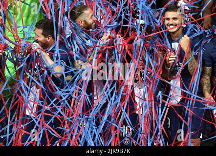 (220801) -- TEL AVIV, 1. August 2022 (Xinhua) -- die Spieler von Paris Saint-Germain feiern während der Preisverleihung, nachdem sie am 31. Juli 2022 im Bloomfield Stadium in Tel Aviv, Israel, das Fußballspiel der französischen Champions Trophy (Trophee des Champions) zwischen Paris Saint-Germain und dem FC Nantes gewonnen haben. (Alain Schieber/JINI über Xinhua) Stockfoto