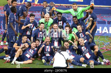 (220801) -- TEL AVIV, 1. August 2022 (Xinhua) -- die Spieler von Paris Saint-Germain feiern während der Preisverleihung, nachdem sie am 31. Juli 2022 im Bloomfield Stadium in Tel Aviv, Israel, das Fußballspiel der französischen Champions Trophy (Trophee des Champions) zwischen Paris Saint-Germain und dem FC Nantes gewonnen haben. (Alain Schieber/JINI über Xinhua) Stockfoto