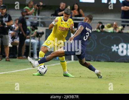 (220801) -- TEL AVIV, 1. August 2022 (Xinhua) -- der Pariser Saint-Germain-Spieler Presnel Kimpembe (R) stellt sich dem FC Nantes-Spieler Ludovic Blas während des Fußballspiels der französischen Champions Trophy (Trophee des Champions) im Bloomfield Stadium in Tel Aviv, Israel, am 31. Juli 2022. (Alain Schieber/JINI über Xinhua) Stockfoto