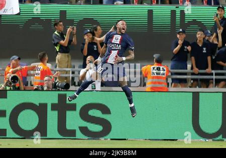 (220801) -- TEL AVIV, 1. August 2022 (Xinhua) -- der Pariser Saint-Germain-Spieler Neymar feiert sein Tor während des Fußballspiels der französischen Champions Trophy (Trophee des Champions) zwischen Paris Saint-Germain und dem FC Nantes am 31. Juli 2022 im Bloomfield Stadium in Tel Aviv, Israel. (Alain Schieber/JINI über Xinhua) Stockfoto