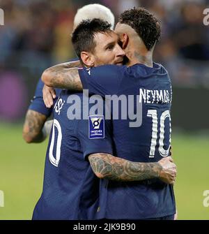 (220801) -- TEL AVIV, 1. August 2022 (Xinhua) -- die Pariser Saint-Germain-Spieler Lionel Messi (L) und Neymar feiern am 31. Juli 2022 im Bloomfield Stadium in Tel Aviv, Israel, beim Fußballspiel der French Champions Trophy (Trophee des Champions) zwischen Paris Saint-Germain und dem FC Nantes ein Tor. (Alain Schieber/JINI über Xinhua) Stockfoto