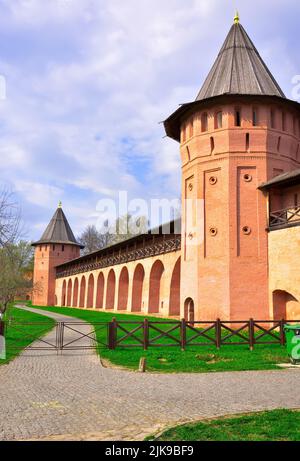 Das männliche Spaso-Jewfimijew Kloster. Backsteintürme des Kremls, russische Architektur des XVII Jahrhunderts. Susdal, Russland, 2022 Stockfoto