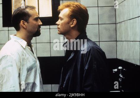 Nicolas Cage & David Caruso Film: Kiss Of Death (1995) Charaktere: Little Junior Brown, Jimmy Kilmartin Regie: Barbet Schroeder 21. April 1995 **WARNUNG** Dieses Foto ist nur für redaktionelle Verwendung bestimmt und unterliegt dem Copyright von 20 CENTURY FOX und/oder des Fotografen, der von der Film- oder Produktionsfirma beauftragt wurde und darf nur von Publikationen im Zusammenhang mit der Bewerbung des oben genannten Films reproduziert werden. Eine obligatorische Gutschrift an 20 CENTURY FOX ist erforderlich. Der Fotograf sollte auch bei Bekanntwerden des Fotos gutgeschrieben werden. Ohne schriftliche Genehmigung der Film Company kann keine kommerzielle Nutzung gewährt werden. Stockfoto