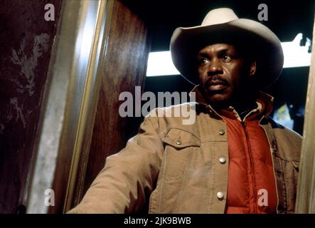 Danny Glover Film: Switchback (1997) Charaktere: Bob Goodall Regie: Jeb Stuart 31 October 1997 **WARNUNG** Dieses Foto ist nur für redaktionelle Zwecke bestimmt und unterliegt dem Copyright von PARAMOUNT und/oder des Fotografen, der von der Film- oder Produktionsfirma beauftragt wurde und darf nur von Publikationen im Zusammenhang mit der Bewerbung des oben genannten Films reproduziert werden. Eine obligatorische Gutschrift an PARAMOUNT ist erforderlich. Der Fotograf sollte auch bei Bekanntwerden des Fotos gutgeschrieben werden. Ohne schriftliche Genehmigung der Film Company kann keine kommerzielle Nutzung gewährt werden. Stockfoto