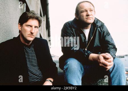 Adrian Dunbar, Brendan Gleeson Film: Der General (1998) Charaktere: Noel Curley,Martin Cahill Regie: John Boorman 29 May 1998 **WARNUNG** Dieses Foto ist nur für redaktionelle Zwecke bestimmt und unterliegt dem Copyright von SONY und/oder dem Fotografen, der von der Film- oder Produktionsfirma beauftragt wurde, und kann nur von Publikationen im Zusammenhang mit der Bewerbung des oben genannten Films reproduziert werden. Eine obligatorische Gutschrift an SONY ist erforderlich. Der Fotograf sollte auch bei Bekanntwerden des Fotos gutgeschrieben werden. Ohne schriftliche Genehmigung der Film Company kann keine kommerzielle Nutzung gewährt werden. Stockfoto